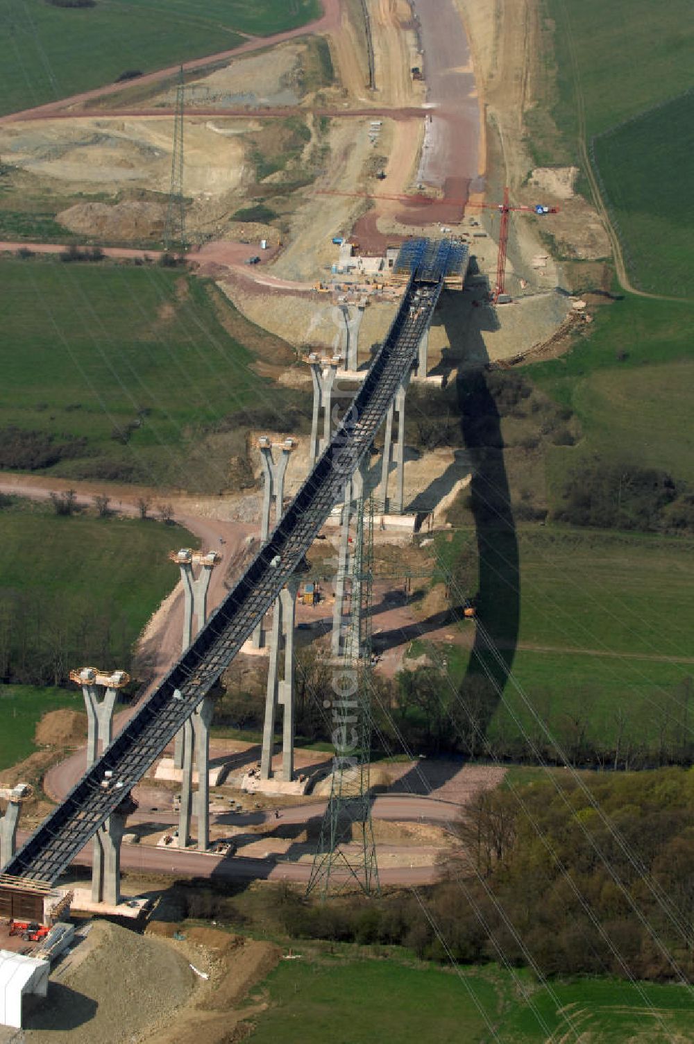 Ettenhausen from the bird's eye view: Blick auf die Baustelle der neuen Nessetalbrücke mit einer Länge von 380 m. Die Brücke ist Teil des Projekt Nordverlegung / Umfahrung Hörselberge der Autobahn E40 / A4 in Thüringen bei Eisenach. Durchgeführt werden die im Zuge dieses Projektes notwendigen Arbeiten unter an derem von den Mitarbeitern der Niederlassung Weimar der EUROVIA Verkehrsbau Union sowie der Niederlassungen Abbruch und Erdbau, Betonstraßenbau, Ingenieurbau und TECO Schallschutz der EUROVIA Beton sowie der DEGE??