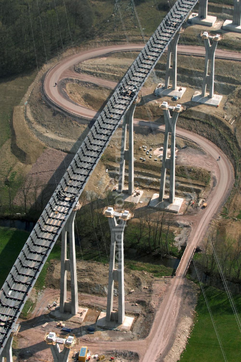 Ettenhausen from above - Blick auf die Baustelle der neuen Nessetalbrücke mit einer Länge von 380 m. Die Brücke ist Teil des Projekt Nordverlegung / Umfahrung Hörselberge der Autobahn E40 / A4 in Thüringen bei Eisenach. Durchgeführt werden die im Zuge dieses Projektes notwendigen Arbeiten unter an derem von den Mitarbeitern der Niederlassung Weimar der EUROVIA Verkehrsbau Union sowie der Niederlassungen Abbruch und Erdbau, Betonstraßenbau, Ingenieurbau und TECO Schallschutz der EUROVIA Beton sowie der DEGE??