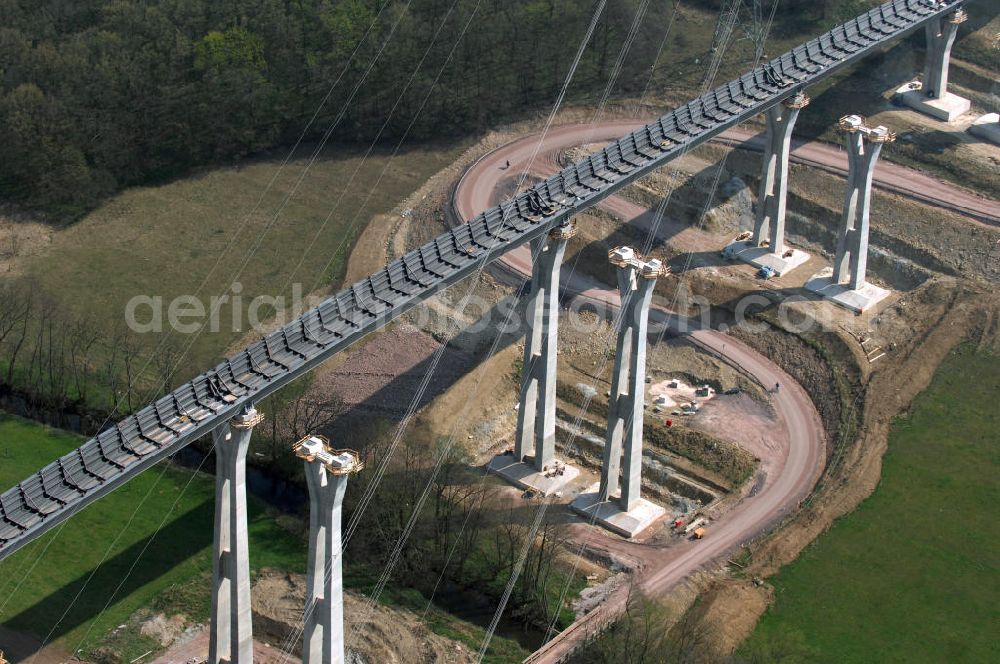 Ettenhausen from the bird's eye view: Blick auf die Baustelle der neuen Nessetalbrücke mit einer Länge von 380 m. Die Brücke ist Teil des Projekt Nordverlegung / Umfahrung Hörselberge der Autobahn E40 / A4 in Thüringen bei Eisenach. Durchgeführt werden die im Zuge dieses Projektes notwendigen Arbeiten unter an derem von den Mitarbeitern der Niederlassung Weimar der EUROVIA Verkehrsbau Union sowie der Niederlassungen Abbruch und Erdbau, Betonstraßenbau, Ingenieurbau und TECO Schallschutz der EUROVIA Beton sowie der DEGE??