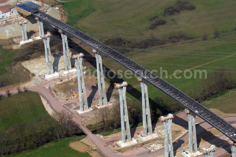 Aerial photograph Ettenhausen - Blick auf die Baustelle der neuen Nessetalbrücke mit einer Länge von 380 m. Die Brücke ist Teil des Projekt Nordverlegung / Umfahrung Hörselberge der Autobahn E40 / A4 in Thüringen bei Eisenach. Durchgeführt werden die im Zuge dieses Projektes notwendigen Arbeiten unter an derem von den Mitarbeitern der Niederlassung Weimar der EUROVIA Verkehrsbau Union sowie der Niederlassungen Abbruch und Erdbau, Betonstraßenbau, Ingenieurbau und TECO Schallschutz der EUROVIA Beton sowie der DEGE??