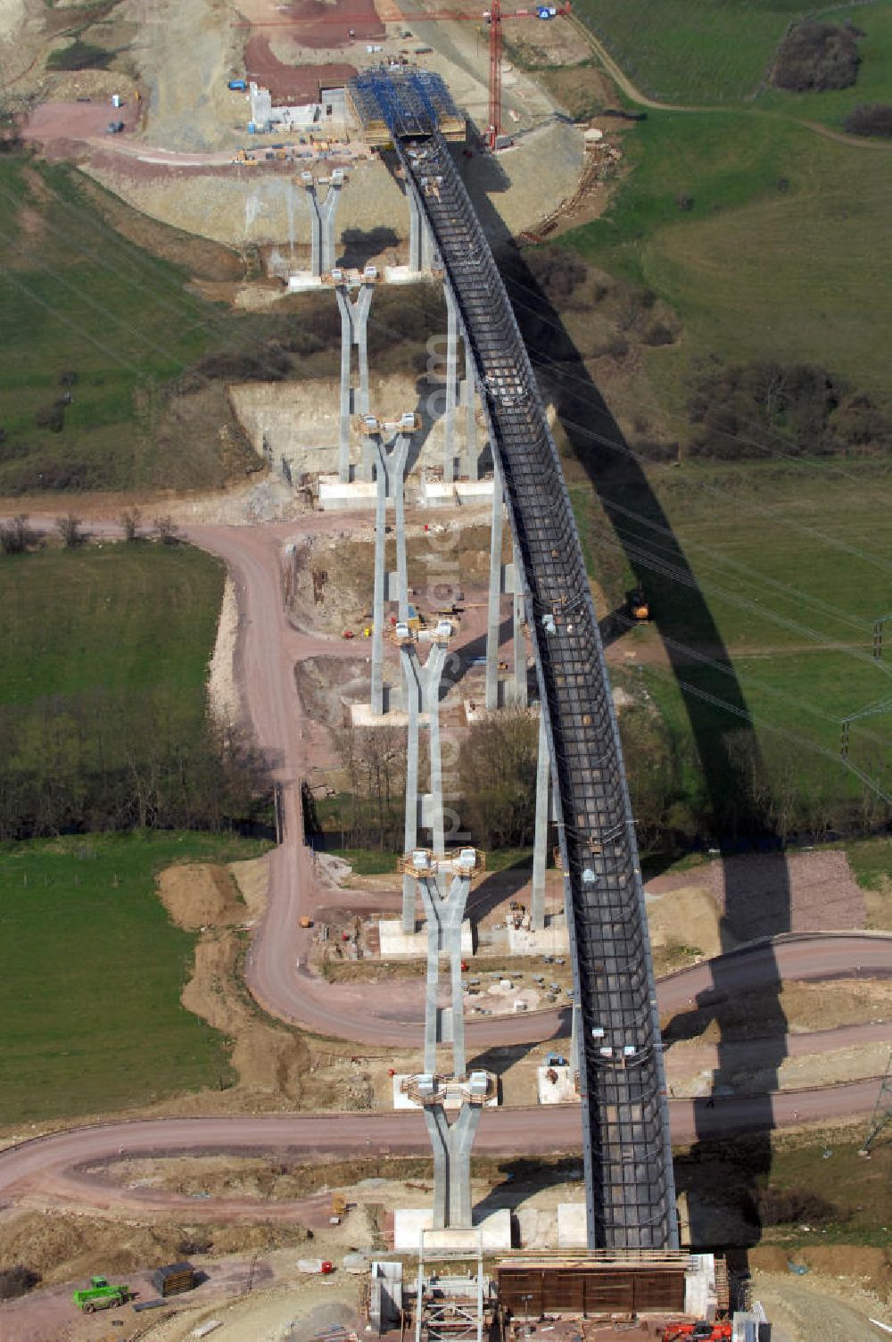 Ettenhausen from the bird's eye view: Blick auf die Baustelle der neuen Nessetalbrücke mit einer Länge von 380 m. Die Brücke ist Teil des Projekt Nordverlegung / Umfahrung Hörselberge der Autobahn E40 / A4 in Thüringen bei Eisenach. Durchgeführt werden die im Zuge dieses Projektes notwendigen Arbeiten unter an derem von den Mitarbeitern der Niederlassung Weimar der EUROVIA Verkehrsbau Union sowie der Niederlassungen Abbruch und Erdbau, Betonstraßenbau, Ingenieurbau und TECO Schallschutz der EUROVIA Beton sowie der DEGE??