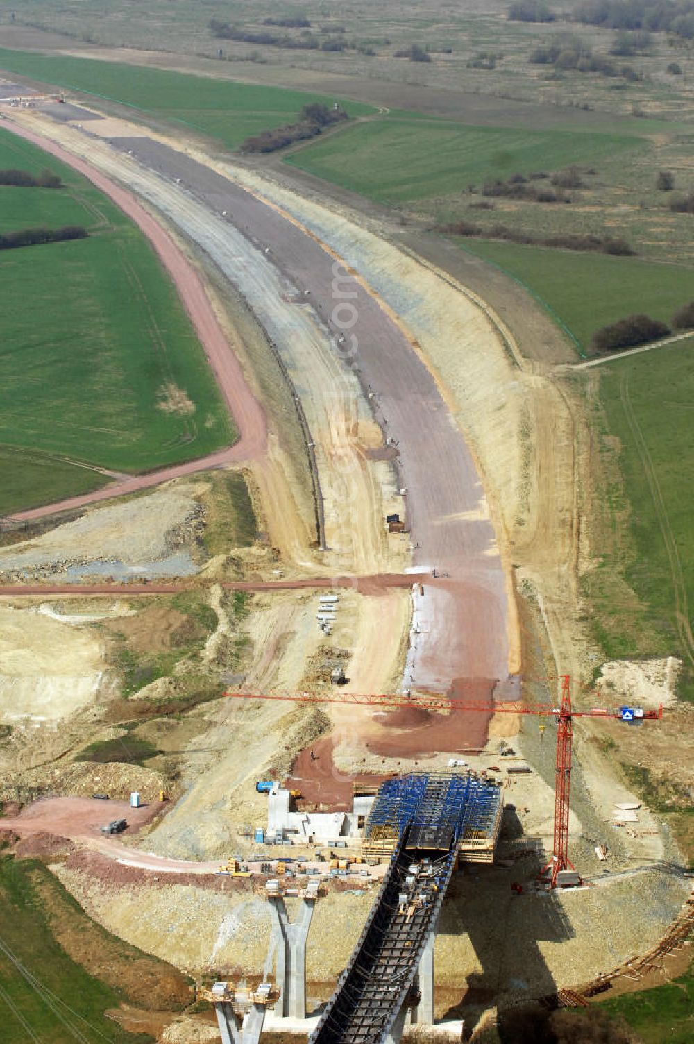 Ettenhausen from above - Blick über die Baustelle am Ende der Nessetalbrücke Richtung Osten entlang des Verlaufs der A4. Der Neubau ist Teil des Projekt Nordverlegung / Umfahrung Hörselberge der Autobahn E40 / A4 in Thüringen bei Eisenach. Durchgeführt werden die im Zuge dieses Projektes notwendigen Arbeiten unter an derem von den Mitarbeitern der Niederlassung Weimar der EUROVIA Verkehrsbau Union sowie der Niederlassungen Abbruch und Erdbau, Betonstraßenbau, Ingenieurbau und TECO Schallschutz der EUROVIA ??????????????????????