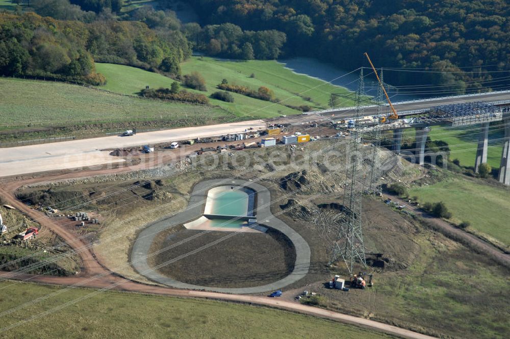 Aerial image Ettenhausen - Blick auf die Baustelle der neuen Nessetalbrücke mit einer Länge von 380 m und einem Regenrückhaltebecken nördlich der Brücke. Die Brücke ist Teil des Projekt Nordverlegung / Umfahrung Hörselberge der Autobahn E40 / A4 in Thüringen bei Eisenach. Durchgeführt werden die im Zuge dieses Projektes notwendigen Arbeiten unter an derem von den Mitarbeitern der Niederlassung Weimar der EUROVIA Verkehrsbau Union sowie der Niederlassungen Abbruch und Erdbau, Betonstraßenbau, Ingenieurbau und T???????????????????????????????????????????????????