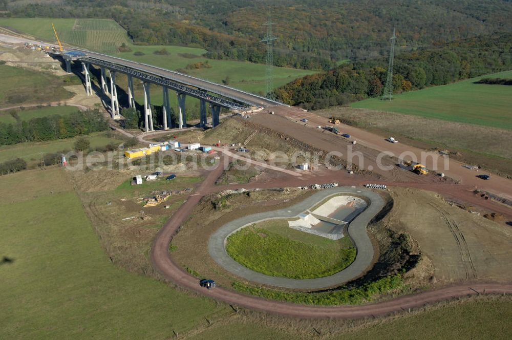 Ettenhausen from above - Blick auf die Baustelle der neuen Nessetalbrücke mit einer Länge von 380 m und einem Regenrückhaltebecken südlich der Brücke. Die Brücke ist Teil des Projekt Nordverlegung / Umfahrung Hörselberge der Autobahn E40 / A4 in Thüringen bei Eisenach. Durchgeführt werden die im Zuge dieses Projektes notwendigen Arbeiten unter an derem von den Mitarbeitern der Niederlassung Weimar der EUROVIA Verkehrsbau Union sowie der Niederlassungen Abbruch und Erdbau, Betonstraßenbau, Ingenieurbau und TE??????????????????????????????????????????????????