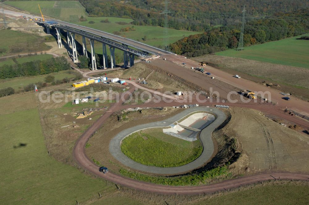 Ettenhausen from the bird's eye view: Blick auf die Baustelle der neuen Nessetalbrücke mit einer Länge von 380 m und einem Regenrückhaltebecken südlich der Brücke. Die Brücke ist Teil des Projekt Nordverlegung / Umfahrung Hörselberge der Autobahn E40 / A4 in Thüringen bei Eisenach. Durchgeführt werden die im Zuge dieses Projektes notwendigen Arbeiten unter an derem von den Mitarbeitern der Niederlassung Weimar der EUROVIA Verkehrsbau Union sowie der Niederlassungen Abbruch und Erdbau, Betonstraßenbau, Ingenieurbau und TE??????????????????????????????????????????????????