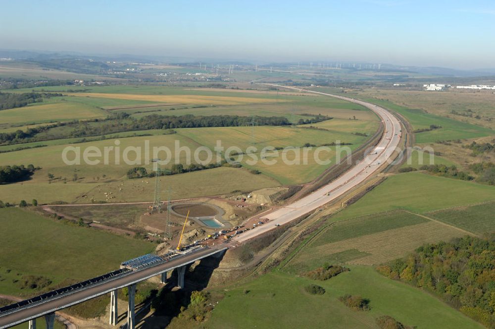 Ettenhausen from above - Blick auf die Baustelle der neuen Nessetalbrücke mit einer Länge von 380 m und einem Regenrückhaltebecken nördlich der Brücke. Die Brücke ist Teil des Projekt Nordverlegung / Umfahrung Hörselberge der Autobahn E40 / A4 in Thüringen bei Eisenach. Durchgeführt werden die im Zuge dieses Projektes notwendigen Arbeiten unter an derem von den Mitarbeitern der Niederlassung Weimar der EUROVIA Verkehrsbau Union sowie der Niederlassungen Abbruch und Erdbau, Betonstraßenbau, Ingenieurbau und T???????????????????????????????????????????????????