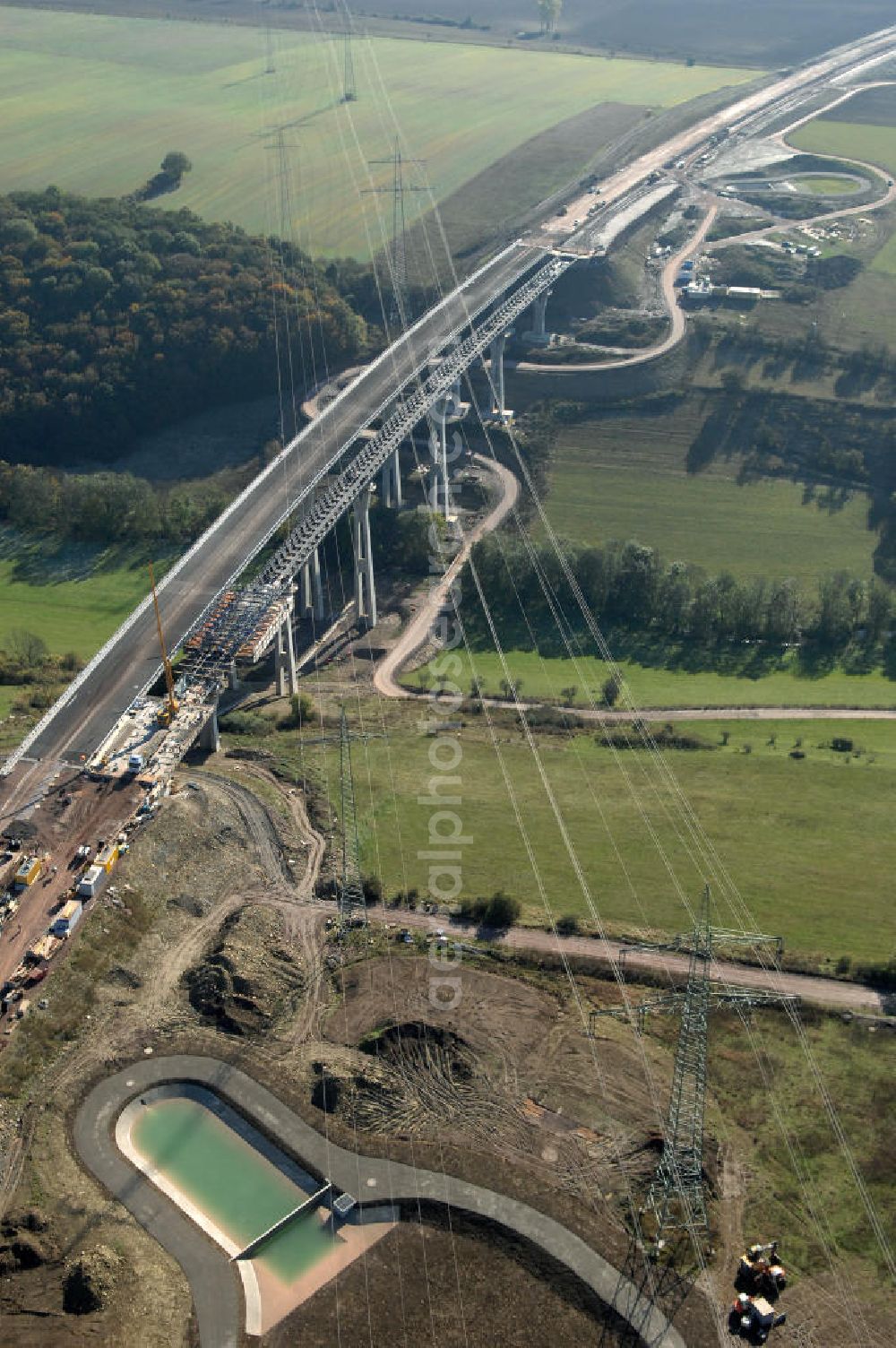 Aerial photograph Ettenhausen - Blick auf die Baustelle der neuen Nessetalbrücke mit einer Länge von 380 m und einem Regenrückhaltebecken nördlich der Brücke. Die Brücke ist Teil des Projekt Nordverlegung / Umfahrung Hörselberge der Autobahn E40 / A4 in Thüringen bei Eisenach. Durchgeführt werden die im Zuge dieses Projektes notwendigen Arbeiten unter an derem von den Mitarbeitern der Niederlassung Weimar der EUROVIA Verkehrsbau Union sowie der Niederlassungen Abbruch und Erdbau, Betonstraßenbau, Ingenieurbau und T???????????????????????????????????????????????????