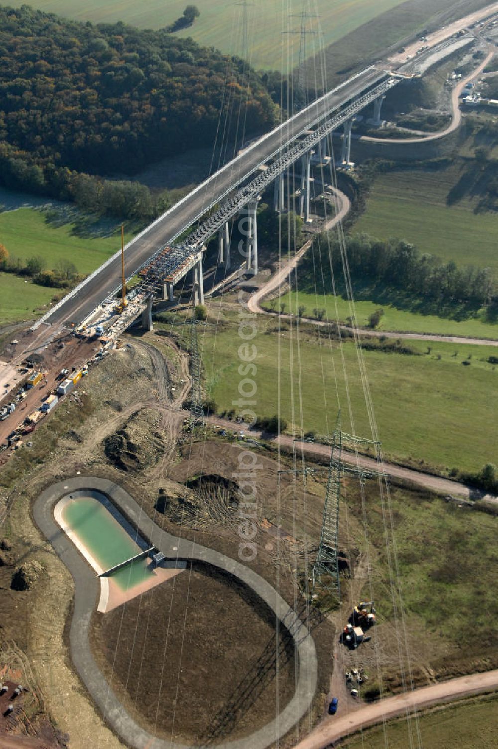 Ettenhausen from above - Blick auf die Baustelle der neuen Nessetalbrücke mit einer Länge von 380 m und einem Regenrückhaltebecken nördlich der Brücke. Die Brücke ist Teil des Projekt Nordverlegung / Umfahrung Hörselberge der Autobahn E40 / A4 in Thüringen bei Eisenach. Durchgeführt werden die im Zuge dieses Projektes notwendigen Arbeiten unter an derem von den Mitarbeitern der Niederlassung Weimar der EUROVIA Verkehrsbau Union sowie der Niederlassungen Abbruch und Erdbau, Betonstraßenbau, Ingenieurbau und T???????????????????????????????????????????????????