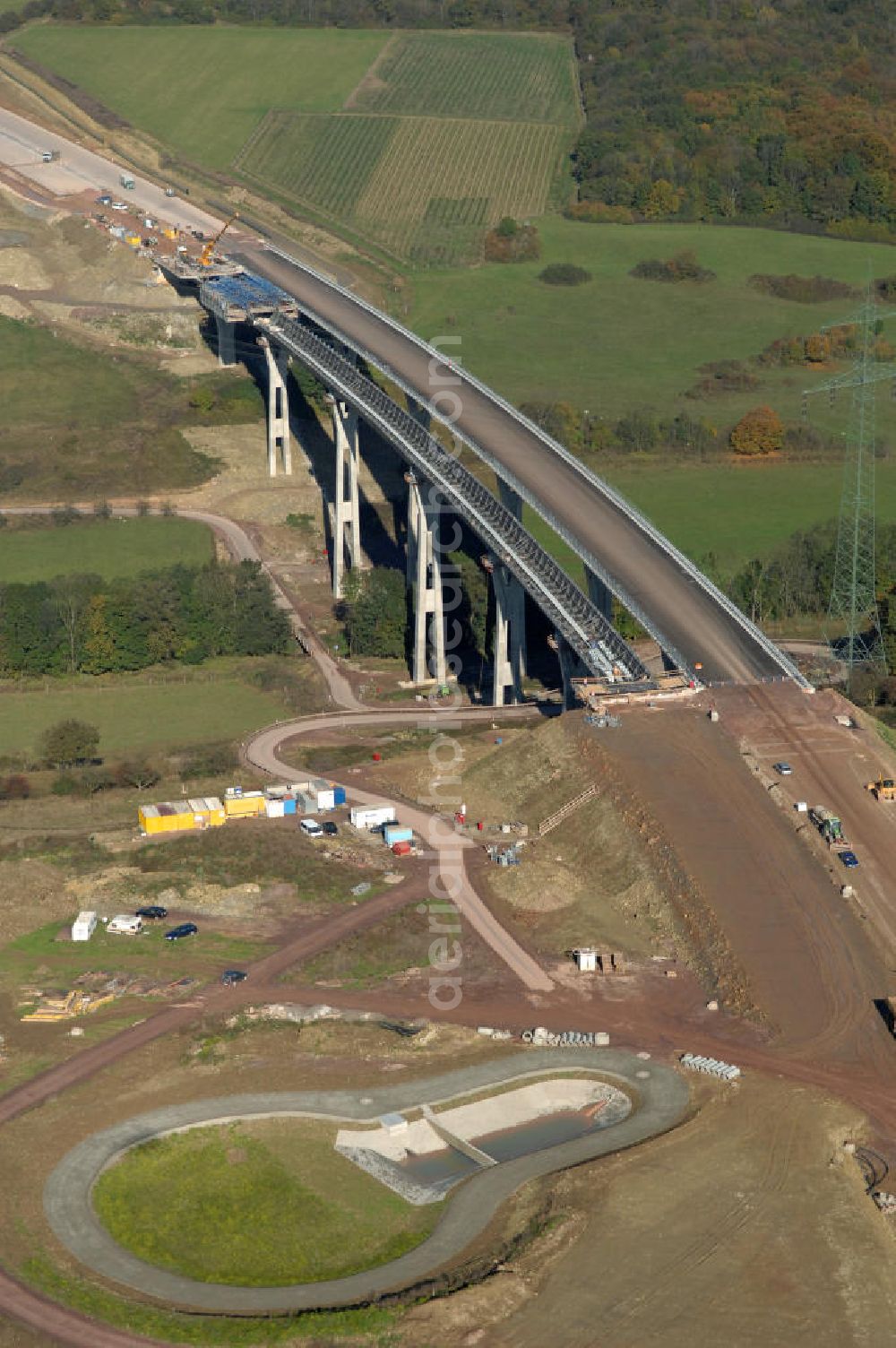 Ettenhausen from the bird's eye view: Blick auf die Baustelle der neuen Nessetalbrücke mit einer Länge von 380 m und einem Regenrückhaltebecken südlich der Brücke. Die Brücke ist Teil des Projekt Nordverlegung / Umfahrung Hörselberge der Autobahn E40 / A4 in Thüringen bei Eisenach. Durchgeführt werden die im Zuge dieses Projektes notwendigen Arbeiten unter an derem von den Mitarbeitern der Niederlassung Weimar der EUROVIA Verkehrsbau Union sowie der Niederlassungen Abbruch und Erdbau, Betonstraßenbau, Ingenieurbau und TE??????????????????????????????????????????????????