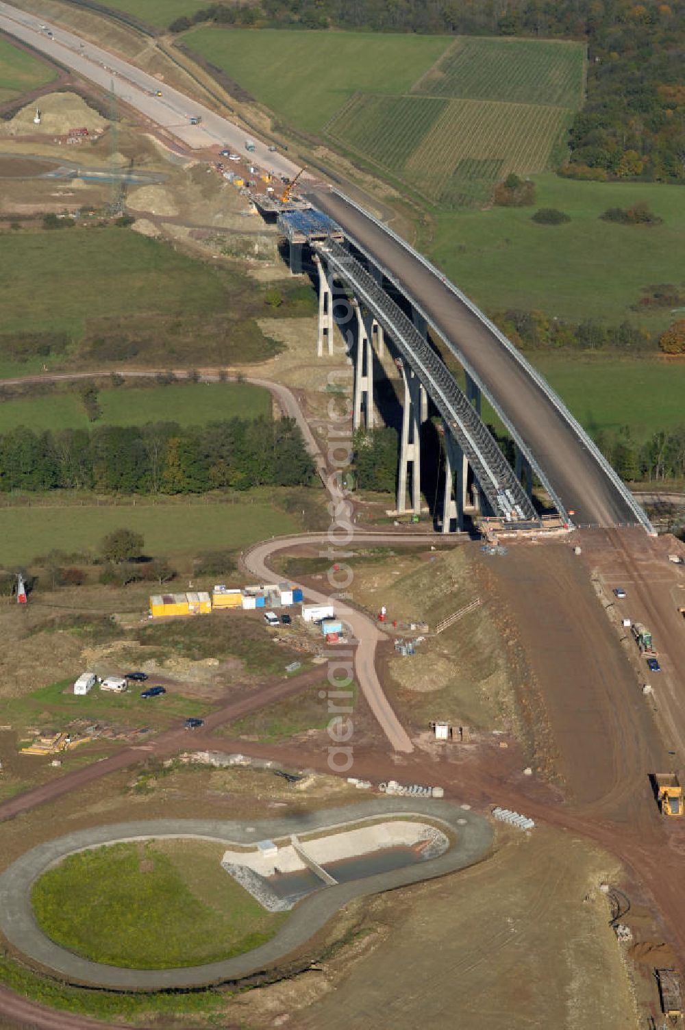 Aerial image Ettenhausen - Blick auf die Baustelle der neuen Nessetalbrücke mit einer Länge von 380 m und einem Regenrückhaltebecken südlich der Brücke. Die Brücke ist Teil des Projekt Nordverlegung / Umfahrung Hörselberge der Autobahn E40 / A4 in Thüringen bei Eisenach. Durchgeführt werden die im Zuge dieses Projektes notwendigen Arbeiten unter an derem von den Mitarbeitern der Niederlassung Weimar der EUROVIA Verkehrsbau Union sowie der Niederlassungen Abbruch und Erdbau, Betonstraßenbau, Ingenieurbau und TE??????????????????????????????????????????????????