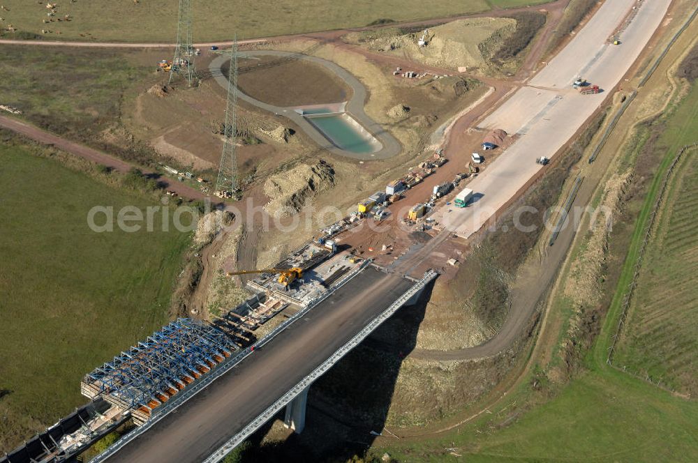 Aerial image Ettenhausen - Blick auf die Baustelle der neuen Nesseltabrücke mit einer Länge von 380 m und einem Regenrückhaltebecken nördlich der Brücke. Die Brücke ist Teil des Projekt Nordverlegung / Umfahrung Hörselberge der Autobahn E40 / A4 in Thüringen bei Eisenach. Durchgeführt werden die im Zuge dieses Projektes notwendigen Arbeiten unter an derem von den Mitarbeitern der Niederlassung Weimar der EUROVIA Verkehrsbau Union sowie der Niederlassungen Abbruch und Erdbau, Betonstraßenbau, Ingenieurbau und T???????????????????????????????????????????????????