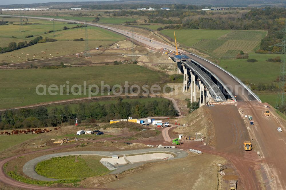 Ettenhausen from above - Blick auf die Baustelle der neuen Nesseltabrücke mit einer Länge von 380 m und einem Regenrückhaltebecken südlich der Brücke. Die Brücke ist Teil des Projekt Nordverlegung / Umfahrung Hörselberge der Autobahn E40 / A4 in Thüringen bei Eisenach. Durchgeführt werden die im Zuge dieses Projektes notwendigen Arbeiten unter an derem von den Mitarbeitern der Niederlassung Weimar der EUROVIA Verkehrsbau Union sowie der Niederlassungen Abbruch und Erdbau, Betonstraßenbau, Ingenieurbau und TE??????????????????????????????????????????????????