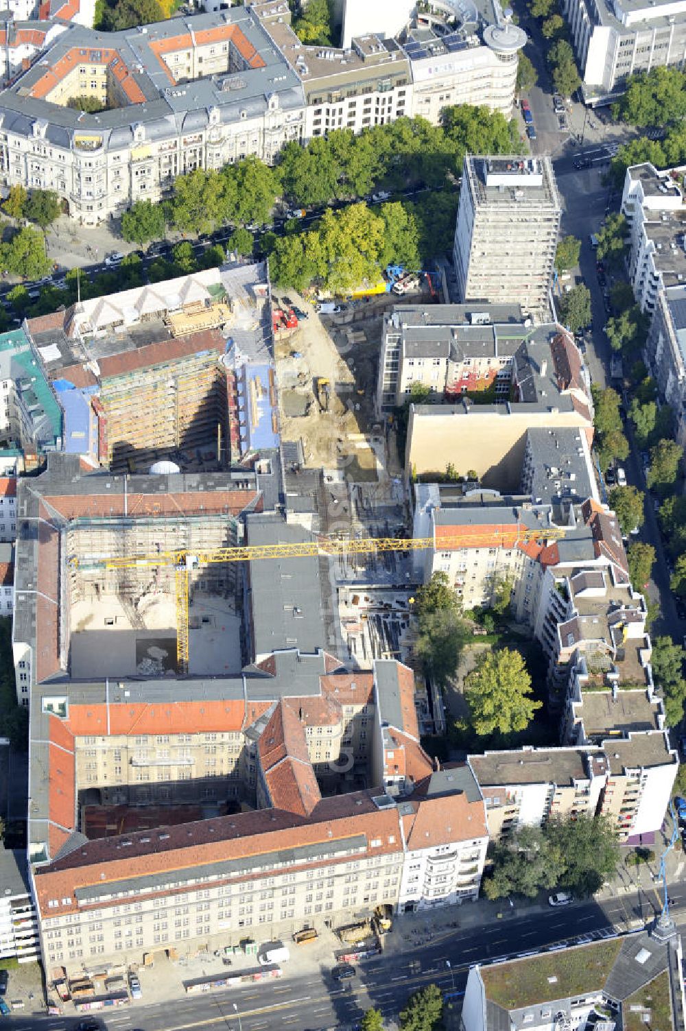 Aerial image Berlin - Areal der Baustelle für den Neubau des Büro- und Geschäftshauses „ N° 195 Kudamm “. ALPINE Bau Deutschland AG führt die Realisierung des Rohbaus sowie die Sanierung des teilweise denkmalgeschützten Gebäudes durch. Bauherr ist die FREO Group. Site for the new office and retail building N ° 195 Kurfürstendamm. ALPINE Bau AG, Germany through the implementation of the structural work and refurbishment of the listed building.