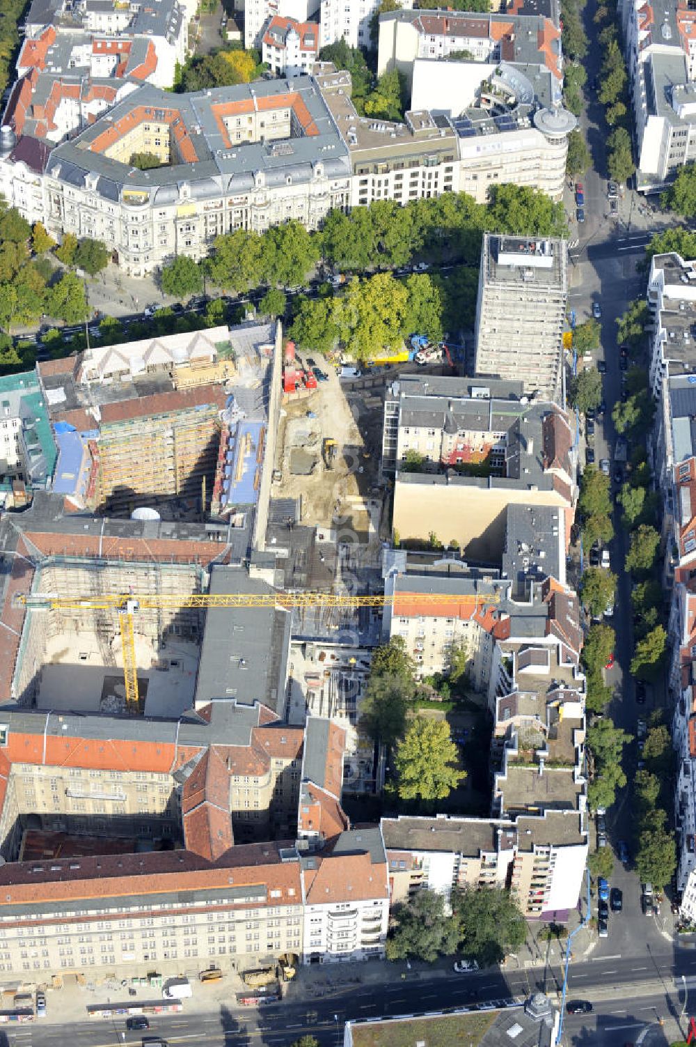 Aerial photograph Berlin - Areal der Baustelle für den Neubau des Büro- und Geschäftshauses „ N° 195 Kudamm “. ALPINE Bau Deutschland AG führt die Realisierung des Rohbaus sowie die Sanierung des teilweise denkmalgeschützten Gebäudes durch. Bauherr ist die FREO Group. Site for the new office and retail building N ° 195 Kurfürstendamm. ALPINE Bau AG, Germany through the implementation of the structural work and refurbishment of the listed building.