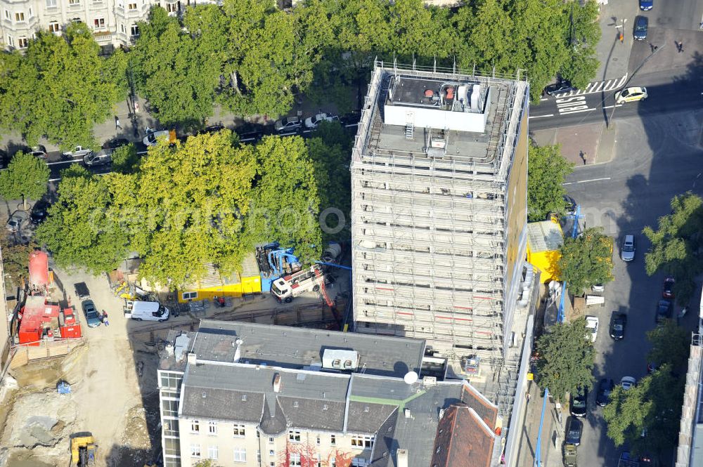 Berlin from above - Areal der Baustelle für den Neubau des Büro- und Geschäftshauses „ N° 195 Kudamm “. ALPINE Bau Deutschland AG führt die Realisierung des Rohbaus sowie die Sanierung des teilweise denkmalgeschützten Gebäudes durch. Bauherr ist die FREO Group. Site for the new office and retail building N ° 195 Kurfürstendamm. ALPINE Bau AG, Germany through the implementation of the structural work and refurbishment of the listed building.