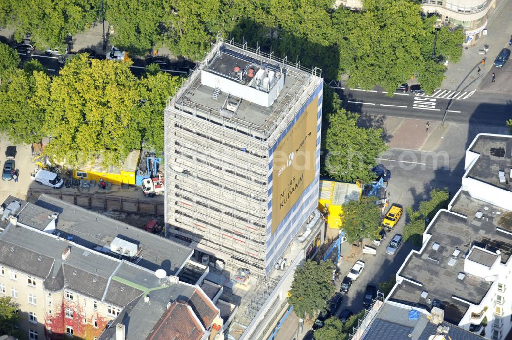 Berlin from the bird's eye view: Areal der Baustelle für den Neubau des Büro- und Geschäftshauses „ N° 195 Kudamm “. ALPINE Bau Deutschland AG führt die Realisierung des Rohbaus sowie die Sanierung des teilweise denkmalgeschützten Gebäudes durch. Bauherr ist die FREO Group. Site for the new office and retail building N ° 195 Kurfürstendamm. ALPINE Bau AG, Germany through the implementation of the structural work and refurbishment of the listed building.