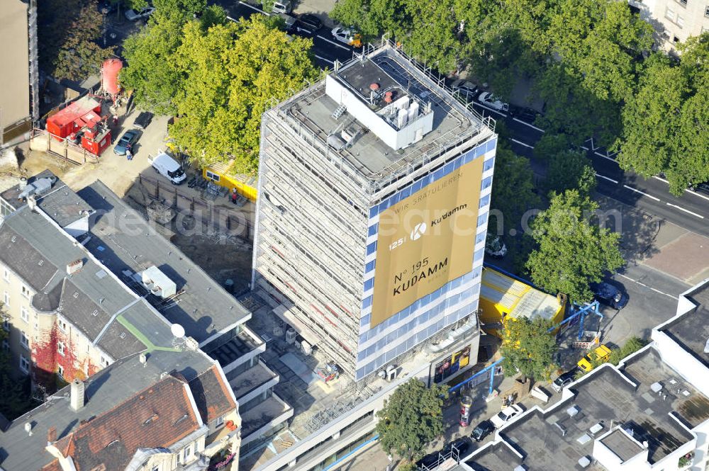 Aerial image Berlin - Areal der Baustelle für den Neubau des Büro- und Geschäftshauses „ N° 195 Kudamm “. ALPINE Bau Deutschland AG führt die Realisierung des Rohbaus sowie die Sanierung des teilweise denkmalgeschützten Gebäudes durch. Bauherr ist die FREO Group. Site for the new office and retail building N ° 195 Kurfürstendamm. ALPINE Bau AG, Germany through the implementation of the structural work and refurbishment of the listed building.