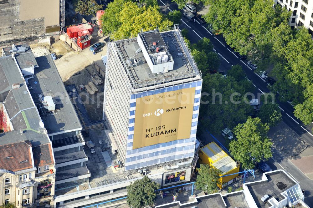 Berlin from above - Areal der Baustelle für den Neubau des Büro- und Geschäftshauses „ N° 195 Kudamm “. ALPINE Bau Deutschland AG führt die Realisierung des Rohbaus sowie die Sanierung des teilweise denkmalgeschützten Gebäudes durch. Bauherr ist die FREO Group. Site for the new office and retail building N ° 195 Kurfürstendamm. ALPINE Bau AG, Germany through the implementation of the structural work and refurbishment of the listed building.