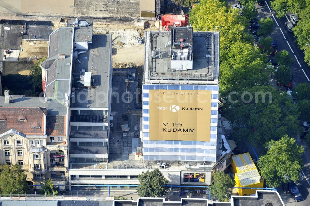 Berlin from the bird's eye view: Areal der Baustelle für den Neubau des Büro- und Geschäftshauses „ N° 195 Kudamm “. ALPINE Bau Deutschland AG führt die Realisierung des Rohbaus sowie die Sanierung des teilweise denkmalgeschützten Gebäudes durch. Bauherr ist die FREO Group. Site for the new office and retail building N ° 195 Kurfürstendamm. ALPINE Bau AG, Germany through the implementation of the structural work and refurbishment of the listed building.