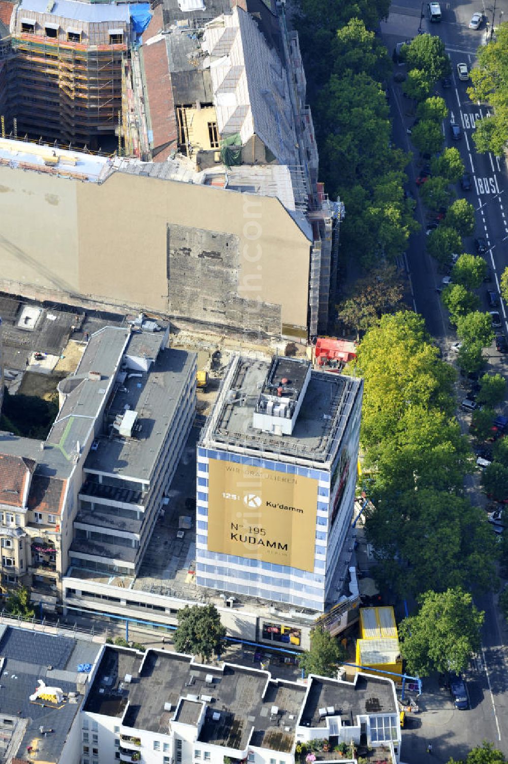 Aerial image Berlin - Areal der Baustelle für den Neubau des Büro- und Geschäftshauses „ N° 195 Kudamm “. ALPINE Bau Deutschland AG führt die Realisierung des Rohbaus sowie die Sanierung des teilweise denkmalgeschützten Gebäudes durch. Bauherr ist die FREO Group. Site for the new office and retail building N ° 195 Kurfürstendamm. ALPINE Bau AG, Germany through the implementation of the structural work and refurbishment of the listed building.