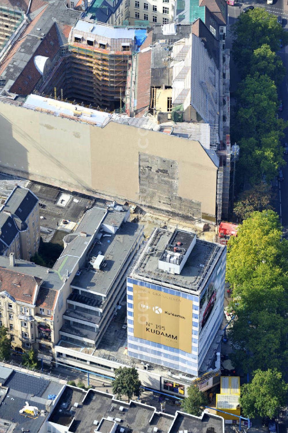 Aerial photograph Berlin - Areal der Baustelle für den Neubau des Büro- und Geschäftshauses „ N° 195 Kudamm “. ALPINE Bau Deutschland AG führt die Realisierung des Rohbaus sowie die Sanierung des teilweise denkmalgeschützten Gebäudes durch. Bauherr ist die FREO Group. Site for the new office and retail building N ° 195 Kurfürstendamm. ALPINE Bau AG, Germany through the implementation of the structural work and refurbishment of the listed building.