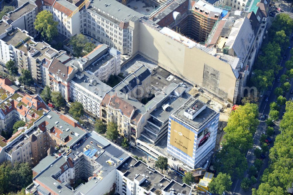 Berlin from above - Areal der Baustelle für den Neubau des Büro- und Geschäftshauses „ N° 195 Kudamm “. ALPINE Bau Deutschland AG führt die Realisierung des Rohbaus sowie die Sanierung des teilweise denkmalgeschützten Gebäudes durch. Bauherr ist die FREO Group. Site for the new office and retail building N ° 195 Kurfürstendamm. ALPINE Bau AG, Germany through the implementation of the structural work and refurbishment of the listed building.