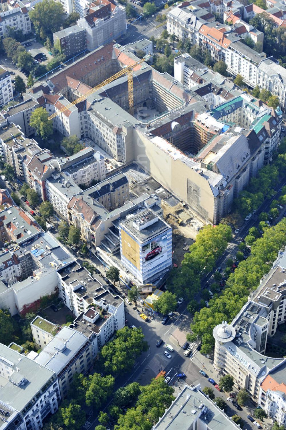 Berlin from the bird's eye view: Areal der Baustelle für den Neubau des Büro- und Geschäftshauses „ N° 195 Kudamm “. ALPINE Bau Deutschland AG führt die Realisierung des Rohbaus sowie die Sanierung des teilweise denkmalgeschützten Gebäudes durch. Bauherr ist die FREO Group. Site for the new office and retail building N ° 195 Kurfürstendamm. ALPINE Bau AG, Germany through the implementation of the structural work and refurbishment of the listed building.