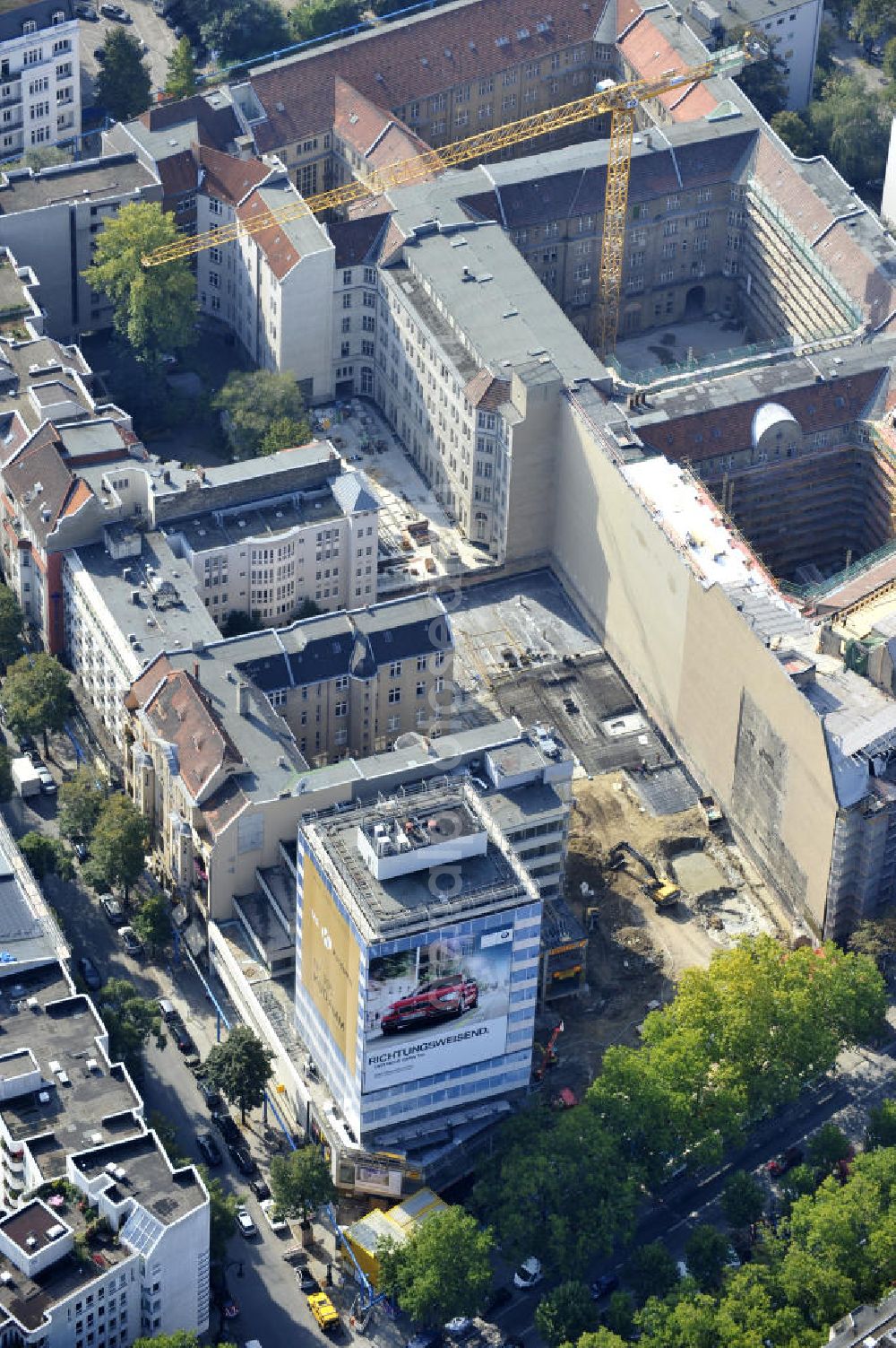 Aerial image Berlin - Areal der Baustelle für den Neubau des Büro- und Geschäftshauses „ N° 195 Kudamm “. ALPINE Bau Deutschland AG führt die Realisierung des Rohbaus sowie die Sanierung des teilweise denkmalgeschützten Gebäudes durch. Bauherr ist die FREO Group. Site for the new office and retail building N ° 195 Kurfürstendamm. ALPINE Bau AG, Germany through the implementation of the structural work and refurbishment of the listed building.