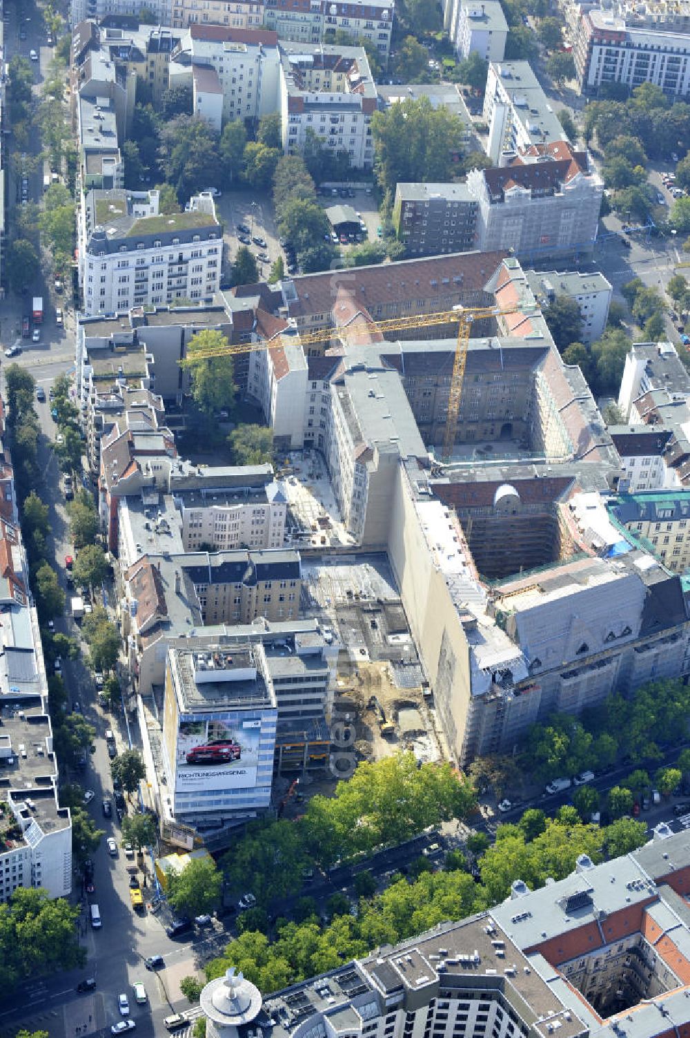 Aerial photograph Berlin - Areal der Baustelle für den Neubau des Büro- und Geschäftshauses „ N° 195 Kudamm “. ALPINE Bau Deutschland AG führt die Realisierung des Rohbaus sowie die Sanierung des teilweise denkmalgeschützten Gebäudes durch. Bauherr ist die FREO Group. Site for the new office and retail building N ° 195 Kurfürstendamm. ALPINE Bau AG, Germany through the implementation of the structural work and refurbishment of the listed building.