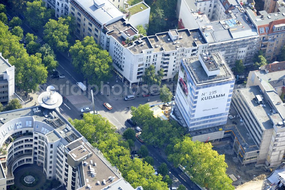 Berlin from above - Areal der Baustelle für den Neubau des Büro- und Geschäftshauses „ N° 195 Kudamm “. ALPINE Bau Deutschland AG führt die Realisierung des Rohbaus sowie die Sanierung des teilweise denkmalgeschützten Gebäudes durch. Bauherr ist die FREO Group. Site for the new office and retail building N ° 195 Kurfürstendamm. ALPINE Bau AG, Germany through the implementation of the structural work and refurbishment of the listed building.