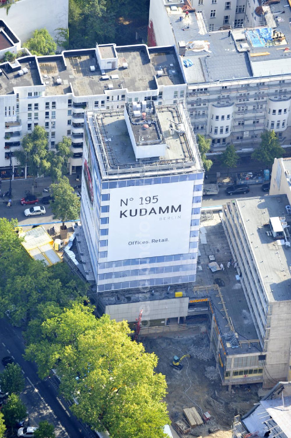 Berlin from the bird's eye view: Areal der Baustelle für den Neubau des Büro- und Geschäftshauses „ N° 195 Kudamm “. ALPINE Bau Deutschland AG führt die Realisierung des Rohbaus sowie die Sanierung des teilweise denkmalgeschützten Gebäudes durch. Bauherr ist die FREO Group. Site for the new office and retail building N ° 195 Kurfürstendamm. ALPINE Bau AG, Germany through the implementation of the structural work and refurbishment of the listed building.