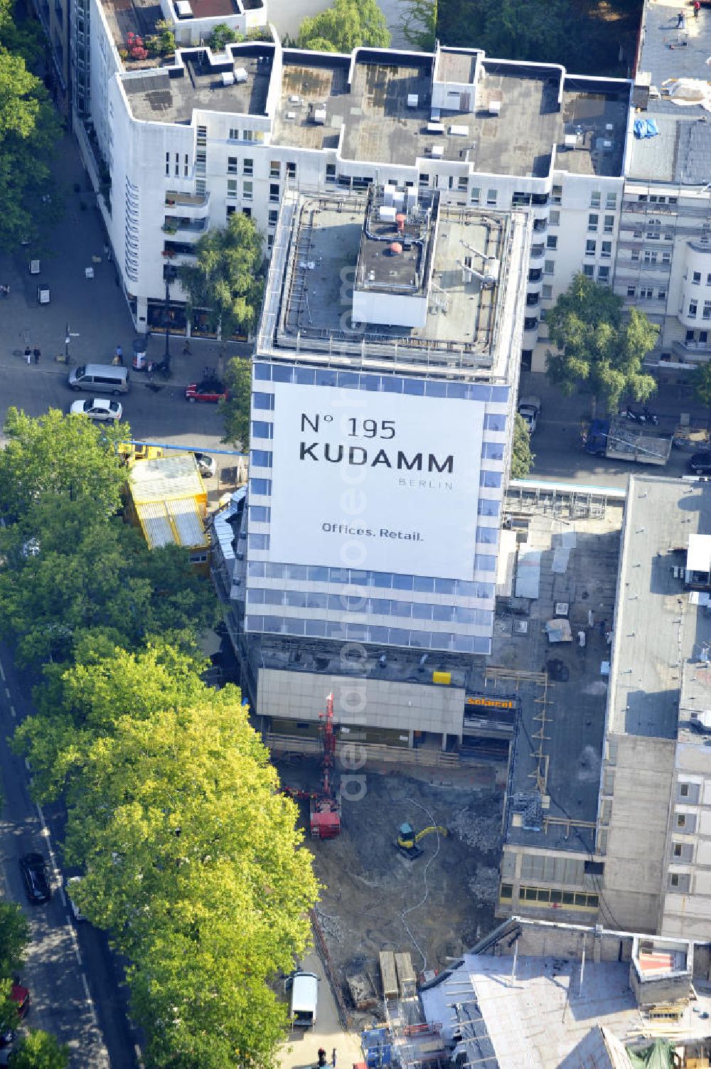 Aerial photograph Berlin - Areal der Baustelle für den Neubau des Büro- und Geschäftshauses „ N° 195 Kudamm “. ALPINE Bau Deutschland AG führt die Realisierung des Rohbaus sowie die Sanierung des teilweise denkmalgeschützten Gebäudes durch. Bauherr ist die FREO Group. Site for the new office and retail building N ° 195 Kurfürstendamm. ALPINE Bau AG, Germany through the implementation of the structural work and refurbishment of the listed building.