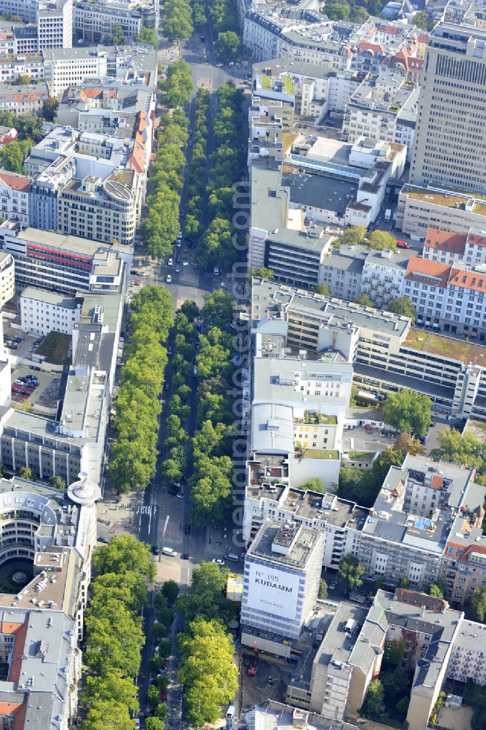 Berlin from above - Areal der Baustelle für den Neubau des Büro- und Geschäftshauses „ N° 195 Kudamm “. ALPINE Bau Deutschland AG führt die Realisierung des Rohbaus sowie die Sanierung des teilweise denkmalgeschützten Gebäudes durch. Bauherr ist die FREO Group. Site for the new office and retail building N ° 195 Kurfürstendamm. ALPINE Bau AG, Germany through the implementation of the structural work and refurbishment of the listed building.