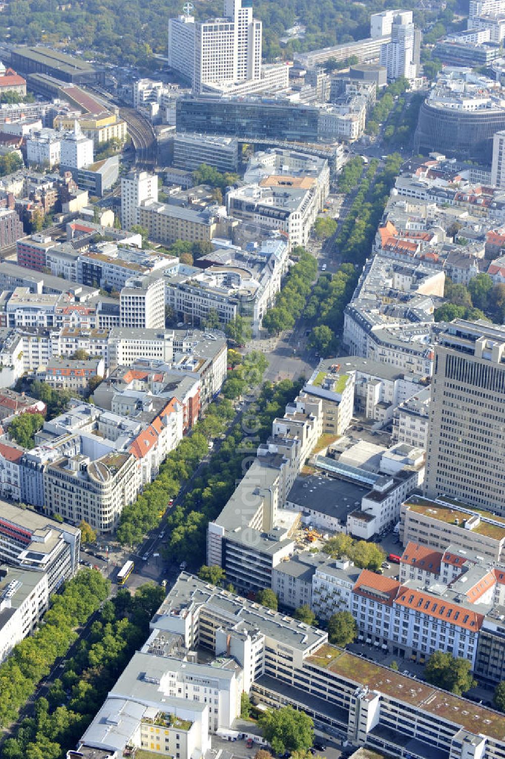 Berlin from the bird's eye view: Areal der Baustelle für den Neubau des Büro- und Geschäftshauses „ N° 195 Kudamm “. ALPINE Bau Deutschland AG führt die Realisierung des Rohbaus sowie die Sanierung des teilweise denkmalgeschützten Gebäudes durch. Bauherr ist die FREO Group. Site for the new office and retail building N ° 195 Kurfürstendamm. ALPINE Bau AG, Germany through the implementation of the structural work and refurbishment of the listed building.