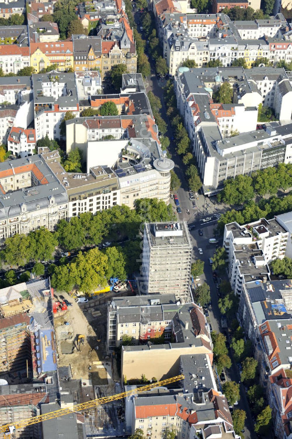 Aerial image Berlin - Areal der Baustelle für den Neubau des Büro- und Geschäftshauses „ N° 195 Kudamm “. ALPINE Bau Deutschland AG führt die Realisierung des Rohbaus sowie die Sanierung des teilweise denkmalgeschützten Gebäudes durch. Bauherr ist die FREO Group. Site for the new office and retail building N ° 195 Kurfürstendamm. ALPINE Bau AG, Germany through the implementation of the structural work and refurbishment of the listed building.