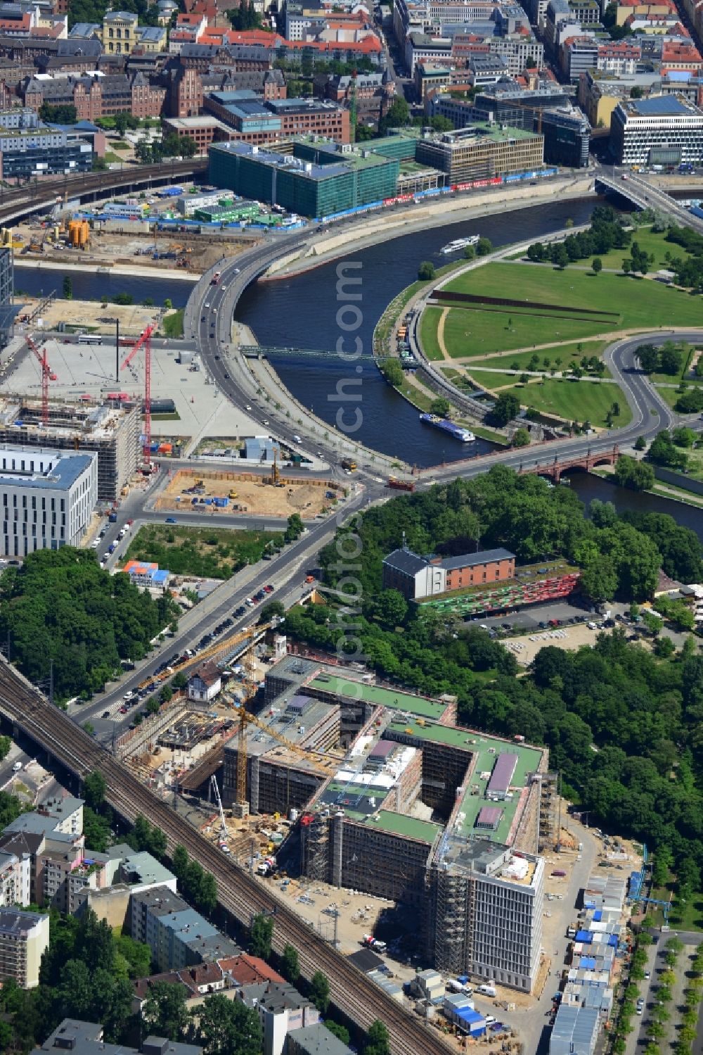 Berlin Moabit from above - At the Moab Werder North, is the result of the new Berlin residence or work of the Federal Ministry of the Interior (BMI / Home Office). In the new Berlin, the three areas of the BMI, including the federal police station. are summarized. The design was by the Berlin architect Müller Reimann Architekten