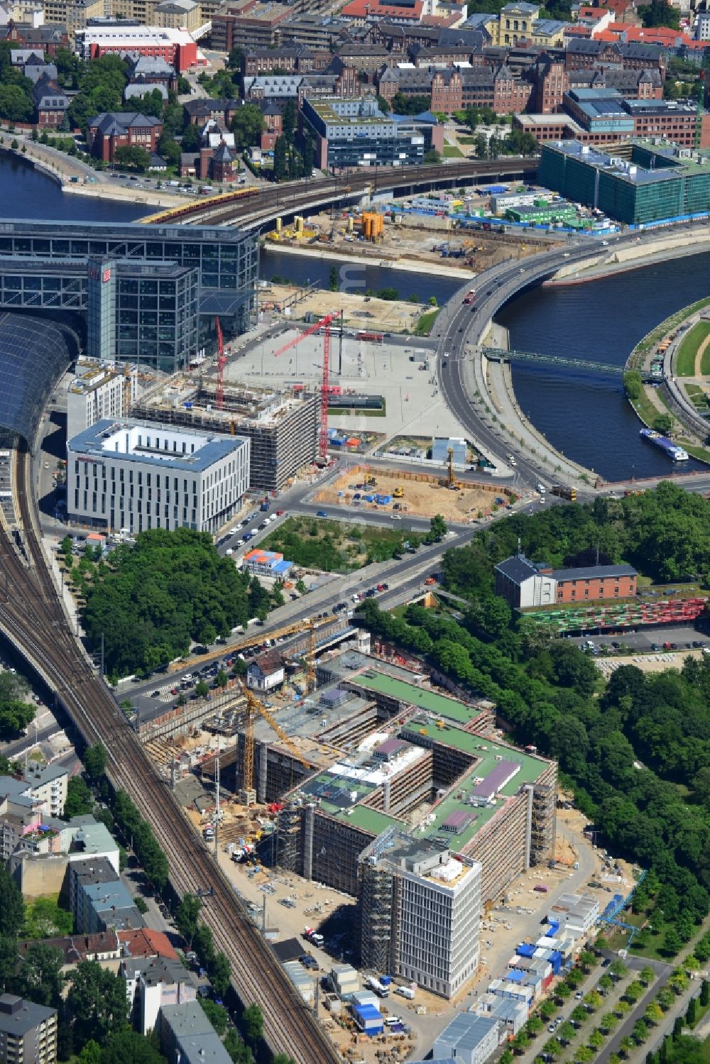 Berlin Moabit from the bird's eye view: At the Moab Werder North, is the result of the new Berlin residence or work of the Federal Ministry of the Interior (BMI / Home Office). In the new Berlin, the three areas of the BMI, including the federal police station. are summarized. The design was by the Berlin architect Müller Reimann Architekten