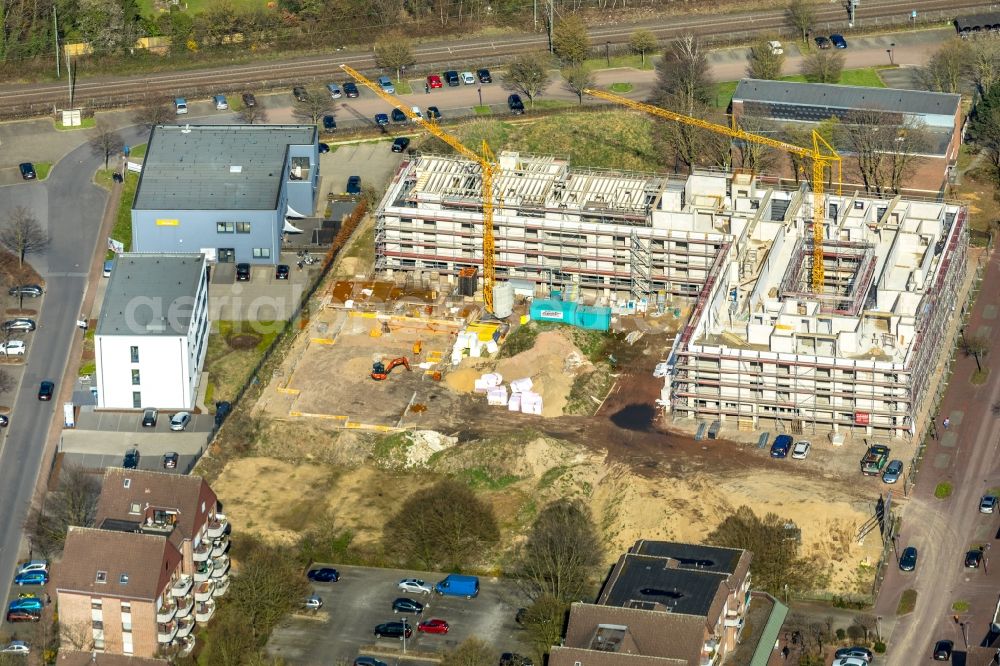 Aerial image Voerde (Niederrhein) - Construction site of the new buildings of the retirement home - retirement carpe diem on Bahnhofstrasse in Voerde (Niederrhein) in the state North Rhine-Westphalia, Germany