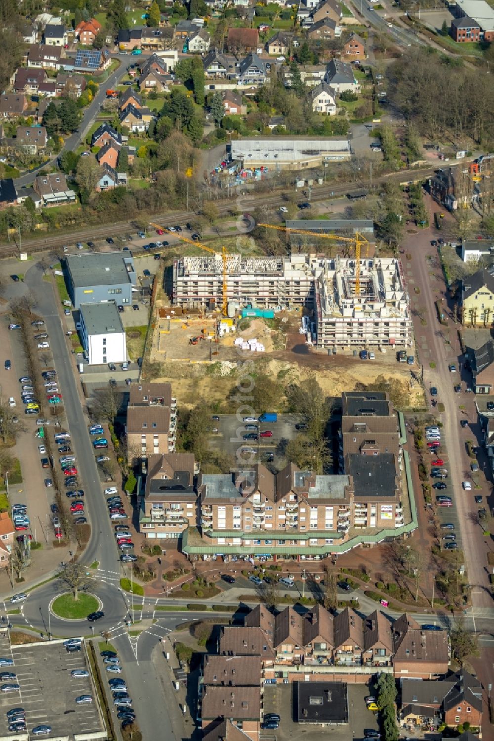 Aerial image Voerde (Niederrhein) - Construction site of the new buildings of the retirement home - retirement carpe diem on Bahnhofstrasse in Voerde (Niederrhein) in the state North Rhine-Westphalia, Germany