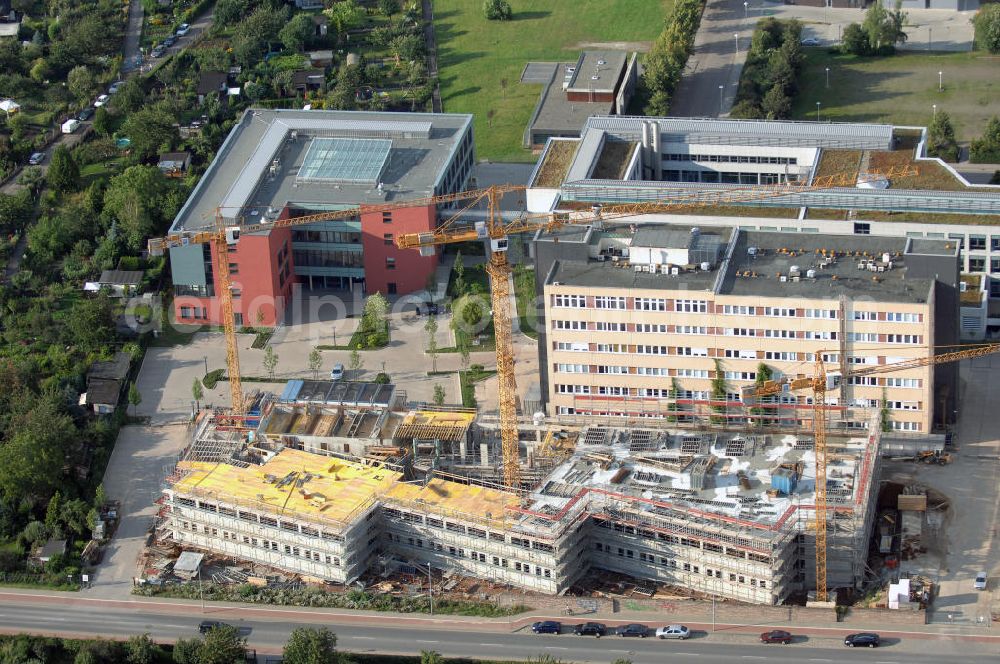 Magdeburg from above - Blick auf die Baustelle vom Neubau am Leibniz-Institut für Neurobiologie im Stadtteil Alte-Neustadt. Nach der Fertigstellung des Neubaus erfolgt der Abriss des Bestandsgebäudes. Kontakt: Leibniz-Institut für Neurobiologie (IfN) Stiftung des Öffentlichen Rechts, Brenneckestraße 6, 39118 Magdeburg, Tel. +49(0)391 6263219, Fax +49(0)391 616160, email: WO@ifn-magdeburg.de; Planungsgemainschaft: pbr Planungsbüro Rohling AG und Assmann Beraten + Planen GmbH, Ansprechpartner: Herr Jörg Rasehorn, rasehorn.joerg@pbr.de