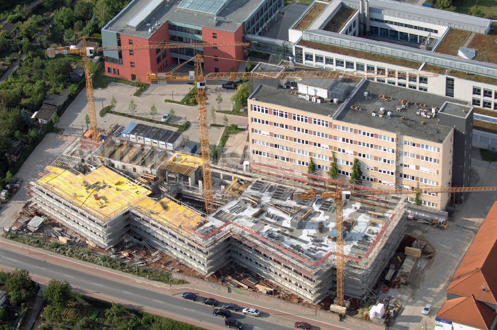 Magdeburg from the bird's eye view: Blick auf die Baustelle vom Neubau am Leibniz-Institut für Neurobiologie im Stadtteil Alte-Neustadt. Nach der Fertigstellung des Neubaus erfolgt der Abriss des Bestandsgebäudes. Kontakt: Leibniz-Institut für Neurobiologie (IfN) Stiftung des Öffentlichen Rechts, Brenneckestraße 6, 39118 Magdeburg, Tel. +49(0)391 6263219, Fax +49(0)391 616160, email: WO@ifn-magdeburg.de; Planungsgemainschaft: pbr Planungsbüro Rohling AG und Assmann Beraten + Planen GmbH, Ansprechpartner: Herr Jörg Rasehorn, rasehorn.joerg@pbr.de