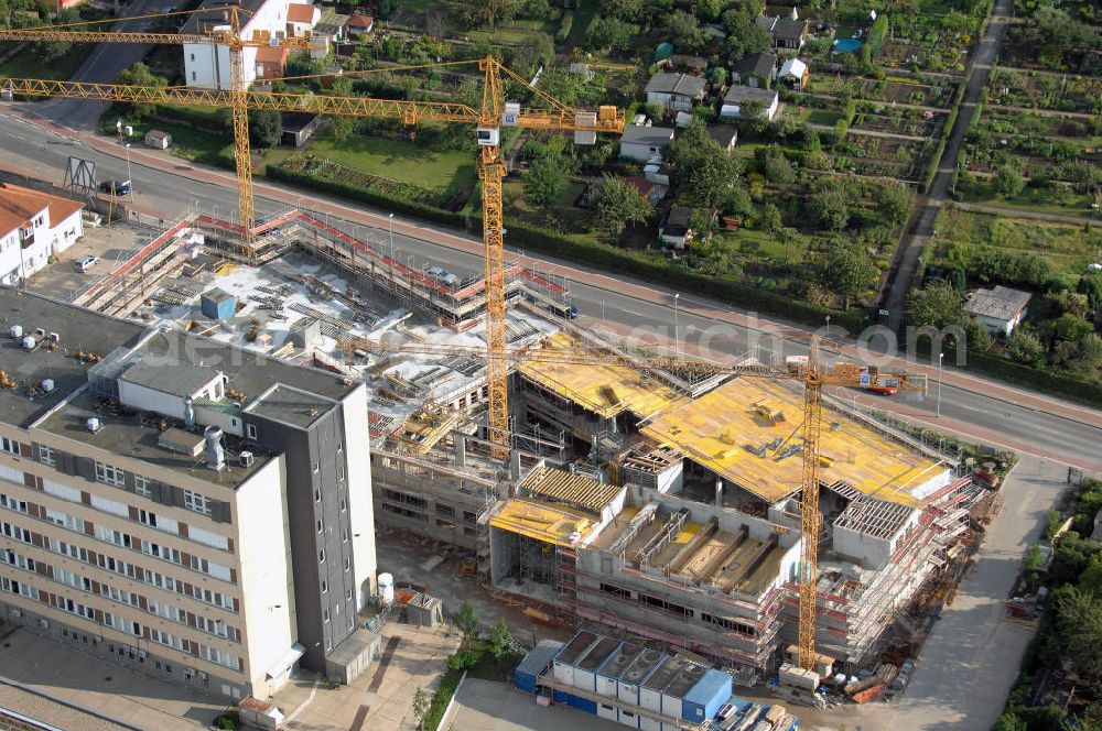 Magdeburg from the bird's eye view: Blick auf die Baustelle vom Neubau am Leibniz-Institut für Neurobiologie im Stadtteil Alte-Neustadt. Nach der Fertigstellung des Neubaus erfolgt der Abriss des Bestandsgebäudes. Kontakt: Leibniz-Institut für Neurobiologie (IfN) Stiftung des Öffentlichen Rechts, Brenneckestraße 6, 39118 Magdeburg, Tel. +49(0)391 6263219, Fax +49(0)391 616160, email: WO@ifn-magdeburg.de; Planungsgemainschaft: pbr Planungsbüro Rohling AG und Assmann Beraten + Planen GmbH, Ansprechpartner: Herr Jörg Rasehorn, rasehorn.joerg@pbr.de