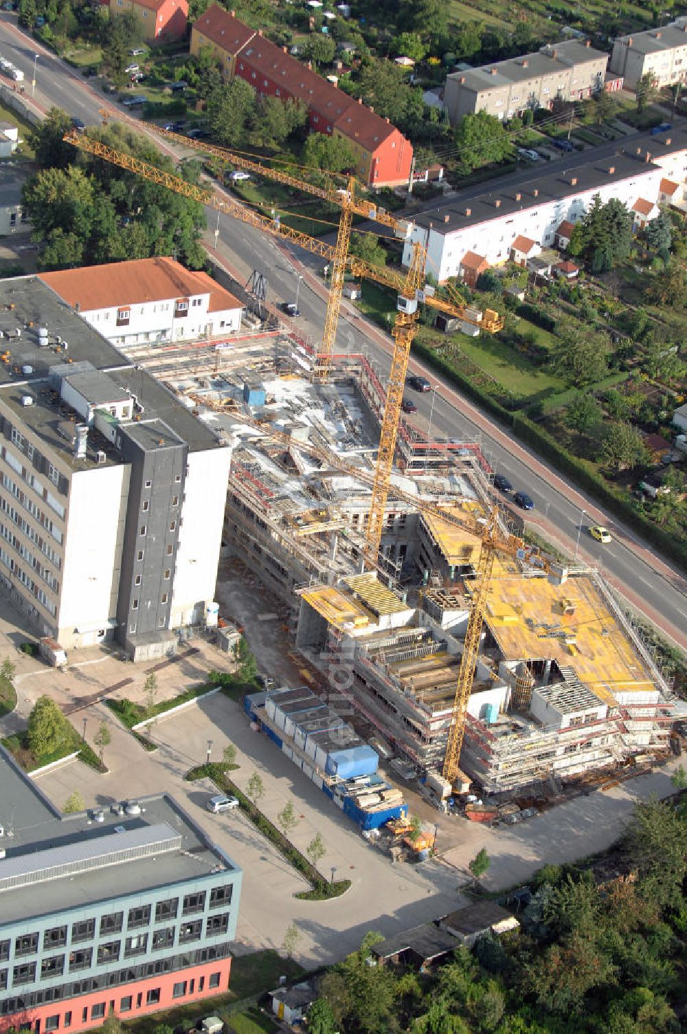 Aerial photograph Magdeburg - Blick auf die Baustelle vom Neubau am Leibniz-Institut für Neurobiologie im Stadtteil Alte-Neustadt. Nach der Fertigstellung des Neubaus erfolgt der Abriss des Bestandsgebäudes. Kontakt: Leibniz-Institut für Neurobiologie (IfN) Stiftung des Öffentlichen Rechts, Brenneckestraße 6, 39118 Magdeburg, Tel. +49(0)391 6263219, Fax +49(0)391 616160, email: WO@ifn-magdeburg.de; Planungsgemainschaft: pbr Planungsbüro Rohling AG und Assmann Beraten + Planen GmbH, Ansprechpartner: Herr Jörg Rasehorn, rasehorn.joerg@pbr.de