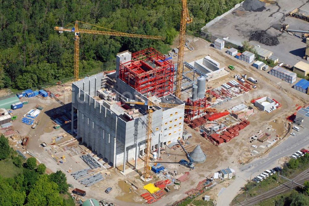 Aerial photograph Rüdersdorf - Blick auf die Errichtung einer Anlage zur Verwertung oder Beseitigung fester Abfälle durch Verbrennung der Vattenfall Europe Waste-to-Energy GmbH. Aus vorbehandelten Abfällen soll damit für das benachbarte Zementwerk Strom erzeugt werden. Kontakt: Vattenfall Europe AG - Tel.: 030 8182-22 - Fax: 030 5150-4050 - Geschäftsführung Vattenfall Europe Waste-to-Energy: Georg Hellenschmidt und Dr. Frank May