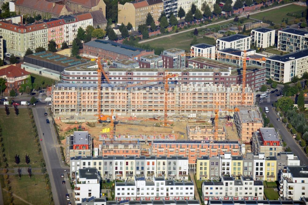 Berlin from above - View at the construction site of a new building and urban house settlement on the site of the former old slaughterhouse in the Thaerstraße in the district Friedrichshain in Berlin. The project was developed by the AVILA Management & Consulting AG in the context of creating a new city quarter. Operating construction company is the MBU Märkische Bau-Union GmbH + Co KG