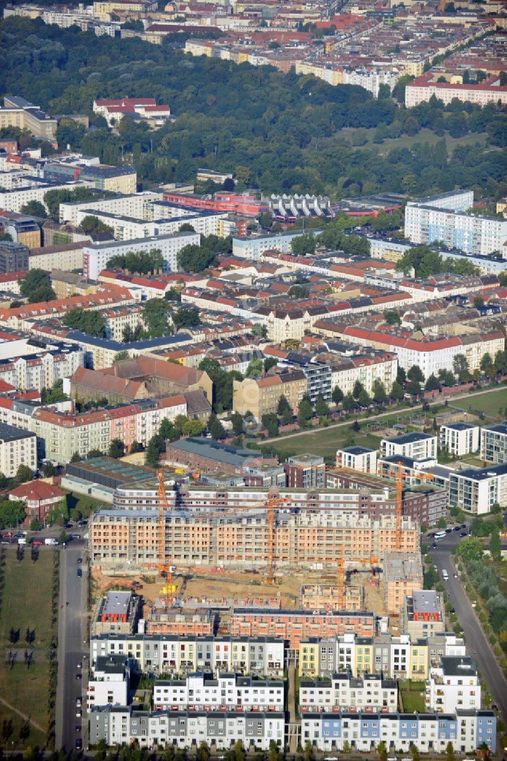 Berlin from the bird's eye view: View at the construction site of a new building and urban house settlement on the site of the former old slaughterhouse in the Thaerstraße in the district Friedrichshain in Berlin. The project was developed by the AVILA Management & Consulting AG in the context of creating a new city quarter. Operating construction company is the MBU Märkische Bau-Union GmbH + Co KG