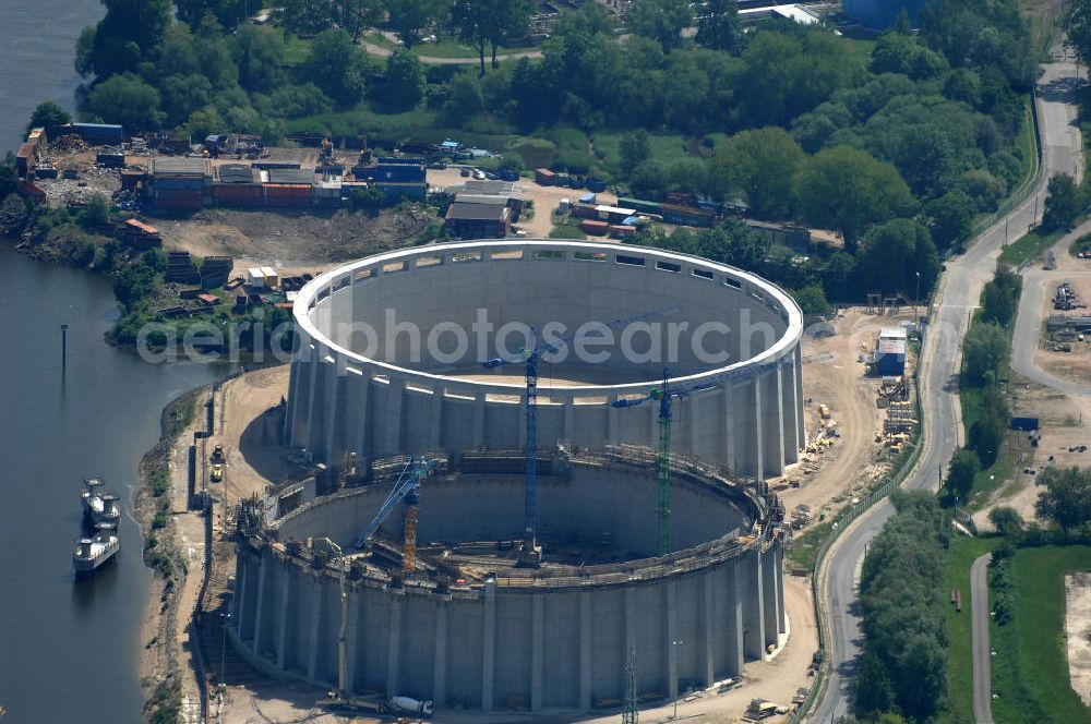 Aerial image Hamburg - Blick auf die Baustelle vom Neubau Steinkohlekraftwerk Moorburg an der Elbedurch die Vattenfall Europe AG und die Baufirma Wayss & Freytag Ingenieurbau AG. View the construction site of new coal power plant on the Elbe Moorburg by Vattenfall Europe AG and the construction company Wayss & Freytag AG Engineering / BAM Deutschland AG.