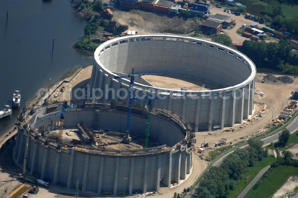 Hamburg from the bird's eye view: Blick auf die Baustelle vom Neubau Steinkohlekraftwerk Moorburg an der Elbedurch die Vattenfall Europe AG und die Baufirma Wayss & Freytag Ingenieurbau AG. View the construction site of new coal power plant on the Elbe Moorburg by Vattenfall Europe AG and the construction company Wayss & Freytag AG Engineering / BAM Deutschland AG.