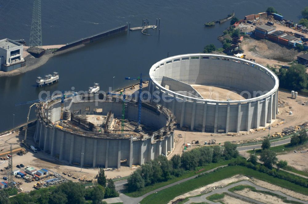 Hamburg from the bird's eye view: Blick auf die Baustelle vom Neubau Steinkohlekraftwerk Moorburg an der Elbedurch die Vattenfall Europe AG und die Baufirma Wayss & Freytag Ingenieurbau AG. View the construction site of new coal power plant on the Elbe Moorburg by Vattenfall Europe AG and the construction company Wayss & Freytag AG Engineering / BAM Deutschland AG.