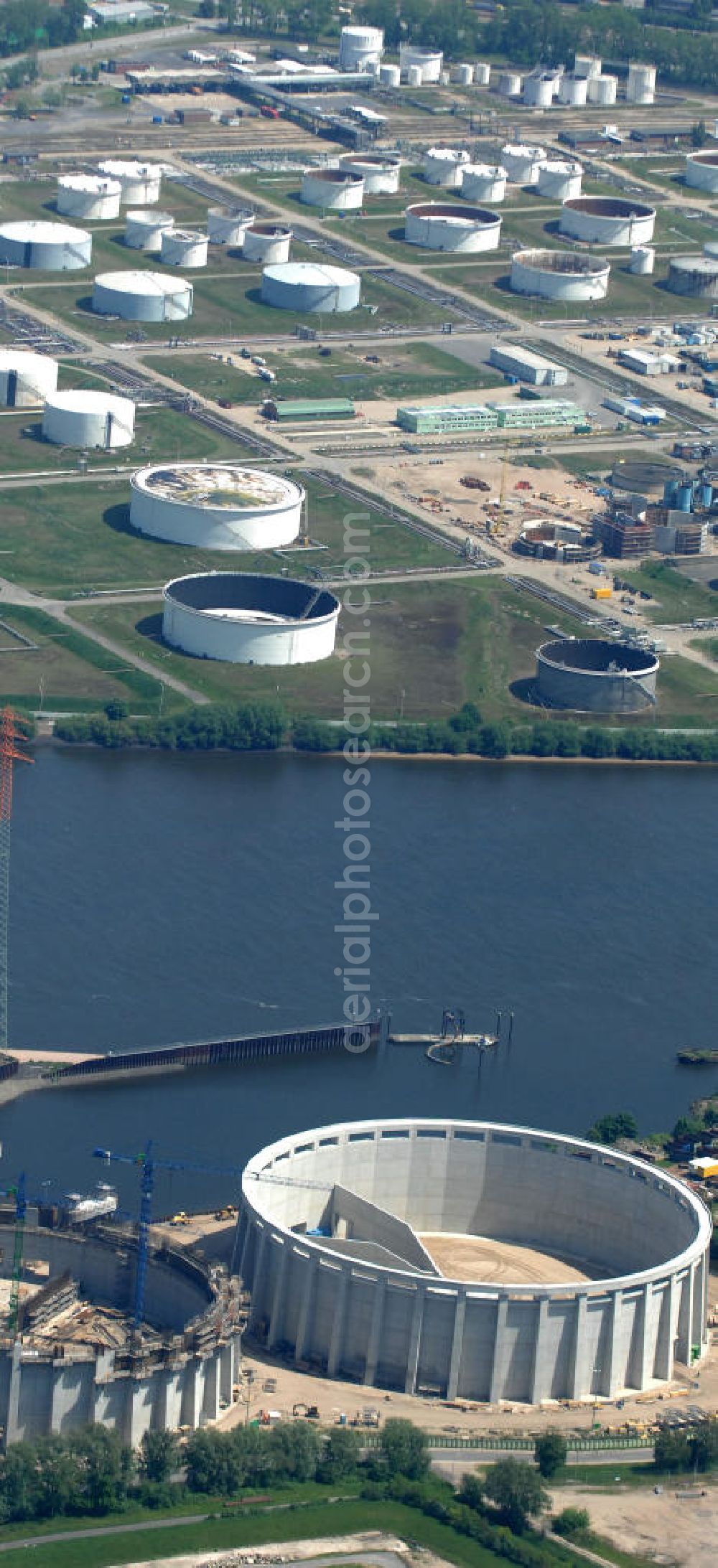 Hamburg from the bird's eye view: Blick auf die Baustelle vom Neubau Steinkohlekraftwerk Moorburg an der Elbedurch die Vattenfall Europe AG und die Baufirma Wayss & Freytag Ingenieurbau AG. View the construction site of new coal power plant on the Elbe Moorburg by Vattenfall Europe AG and the construction company Wayss & Freytag AG Engineering / BAM Deutschland AG.